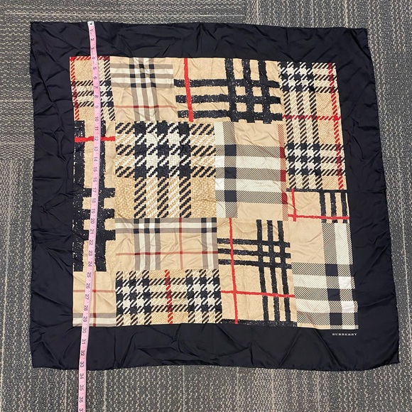 Vintage authentic Burberry 100% Silk scarf - Picture 4 of 6